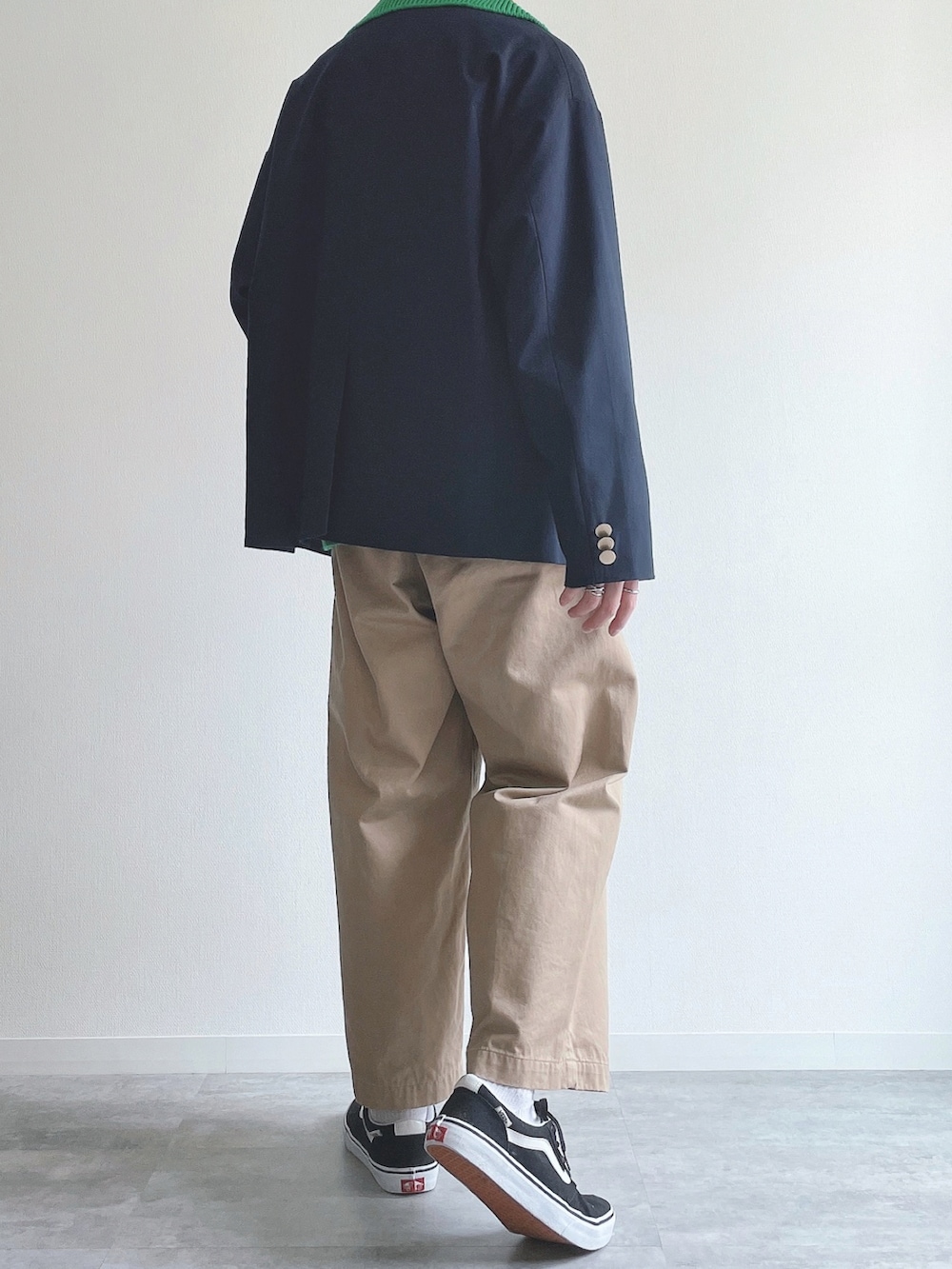 ブルー系のテーラードジャケット、グリーン系のトップス、ベージュ系のその他パンツを着用したメンズの冬コーディネートの3枚目の写真