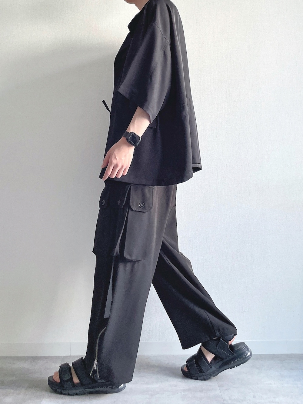 ブラック系のシャツ/ブラウス、ホワイト系のタンクトップ、ブラック系のカーゴパンツを着用したメンズの秋コーディネートの3枚目の写真