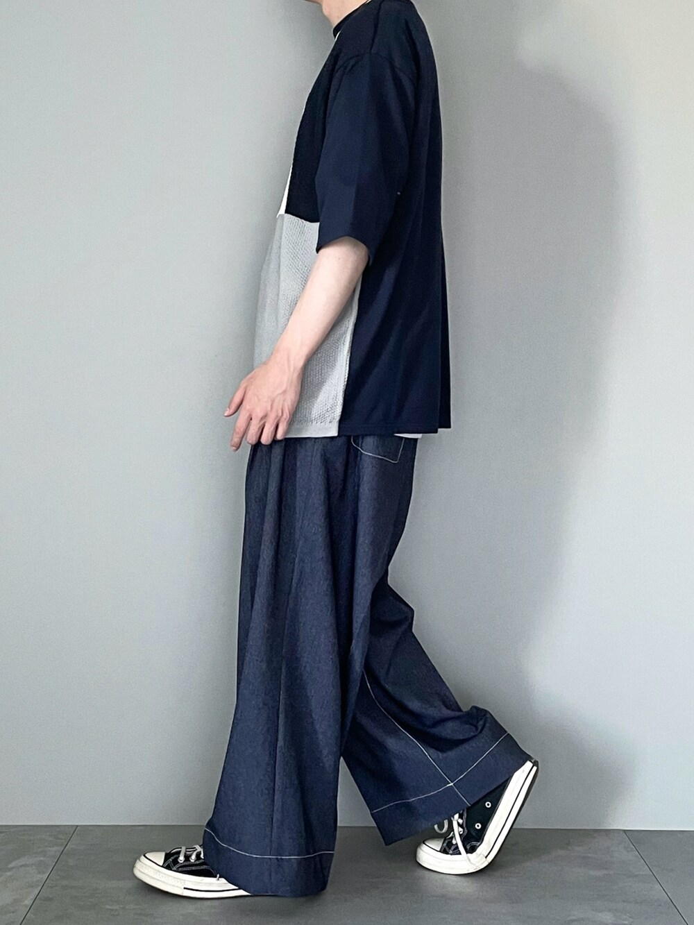 ブルー系のTシャツ/カットソー、ブルー系のデニムパンツ、ブラック系のスニーカーを着用したメンズの夏コーディネートの2枚目の写真
