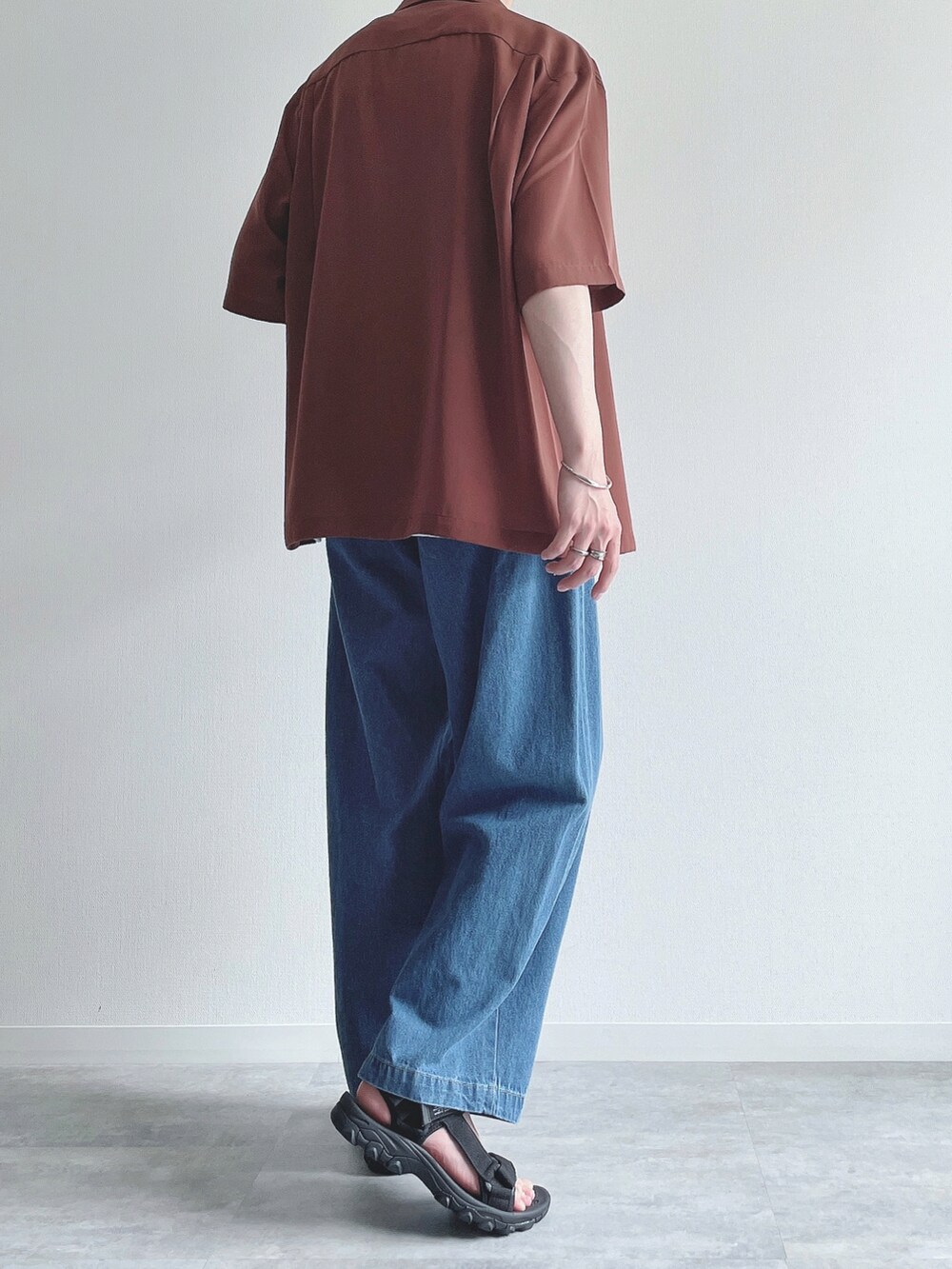 ブラウン系のトップス、ホワイト系のTシャツ/カットソー、ブルー系のデニムパンツを着用したメンズの夏コーディネートの4枚目の写真