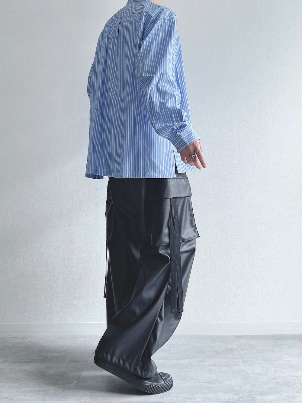 ブルー系のシャツ/ブラウス、ホワイト系のTシャツ/カットソー、ブラック系のカーゴパンツを着用したメンズの秋コーディネートの4枚目の写真