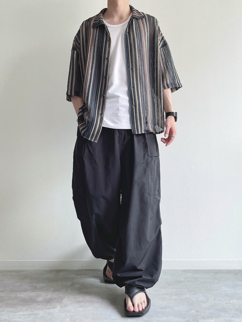 ブルー系のシャツ/ブラウス、ホワイト系のタンクトップ、ブラック系のカーゴパンツを着用したメンズの夏コーディネートの2枚目の写真