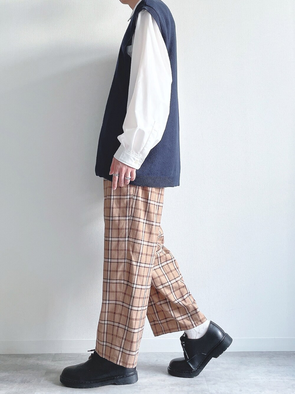 ホワイト系のシャツ/ブラウス、ベージュ系のその他パンツ、ブラック系のドレスシューズを着用したメンズの秋コーディネートの2枚目の写真