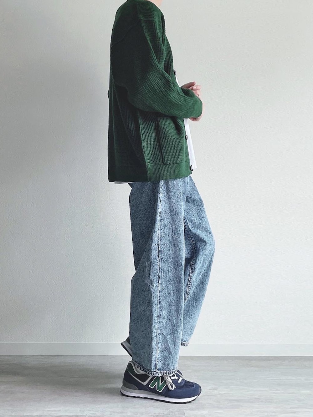 グリーン系のトップス、ホワイト系のTシャツ/カットソー、ブルー系のパンツを着用したメンズの秋コーディネートの3枚目の写真