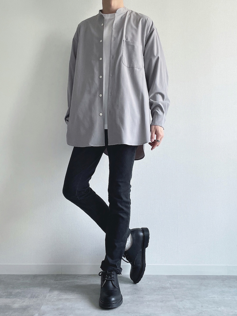 グレー系のトップス、ホワイト系のTシャツ/カットソー、ブラック系のパンツを着用したメンズの春コーディネートの3枚目の写真