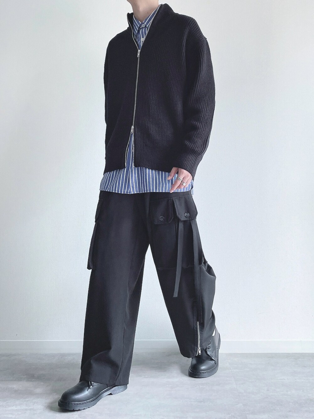 ブラック系のトップス、ブルー系のシャツ/ブラウス、ブラック系のカーゴパンツを着用したメンズの秋コーディネートの5枚目の写真