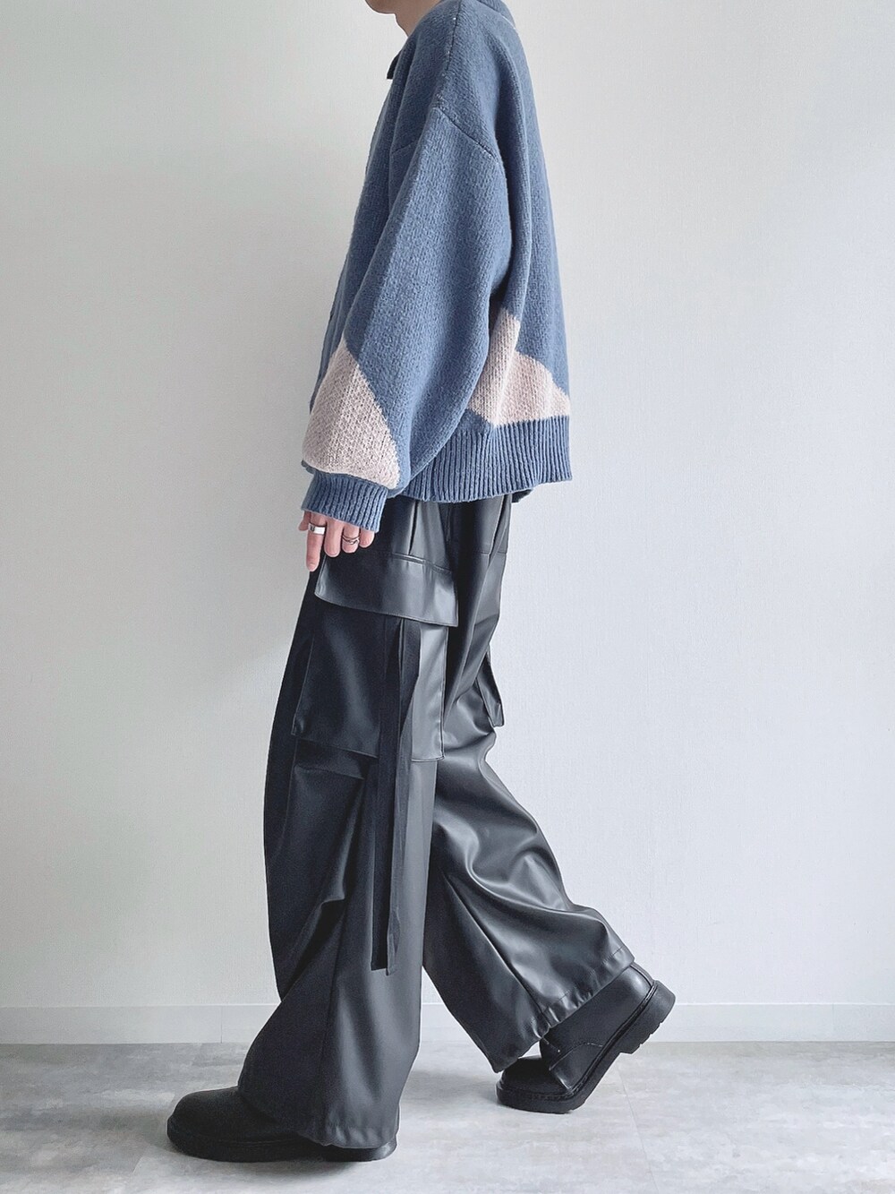 ブルー系のカーディガン/ボレロ、ブラック系のカーゴパンツ、ブラック系のシューズを着用したメンズの冬コーディネートの3枚目の写真