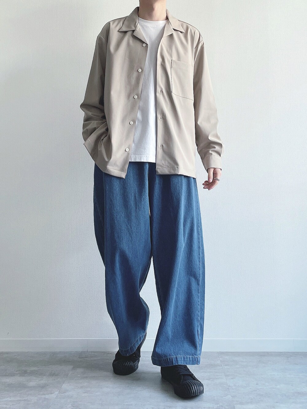 ベージュ系のトップス、ホワイト系のTシャツ/カットソー、ブルー系のデニムパンツを着用したメンズの春コーディネートの4枚目の写真