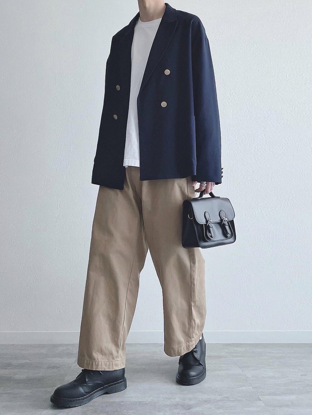 ブルー系のテーラードジャケット、ホワイト系のTシャツ/カットソー、ベージュ系のその他パンツを着用したメンズの秋コーディネートの5枚目の写真