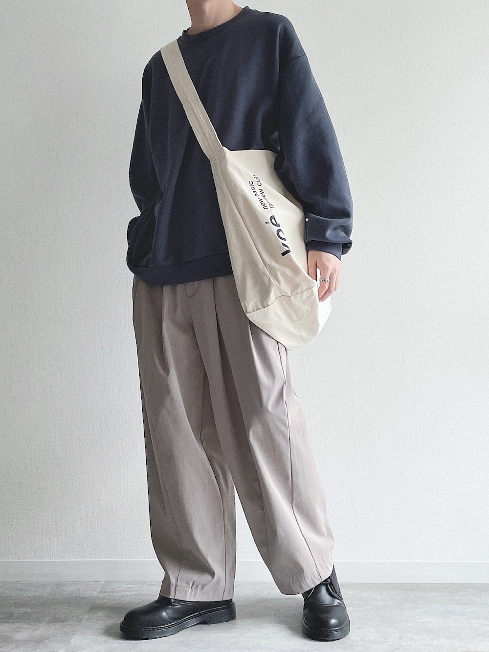 ブルー系のトップス、ベージュ系のその他パンツ、ブラック系のドレスシューズを着用したメンズの冬コーディネートの4枚目の写真