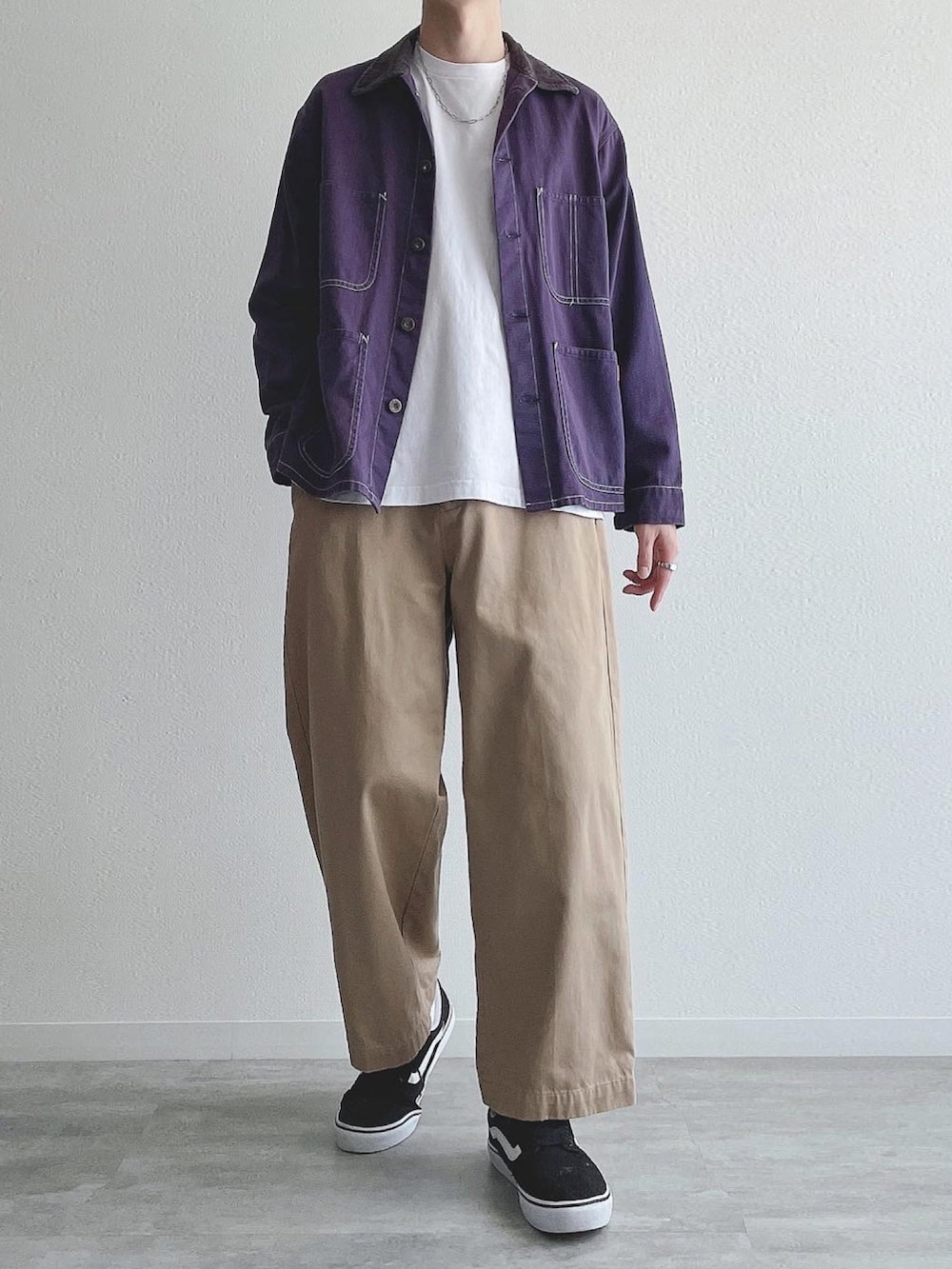 パープル系のカバーオール、ホワイト系のTシャツ/カットソー、ベージュ系のその他パンツを着用したメンズの秋コーディネートの5枚目の写真