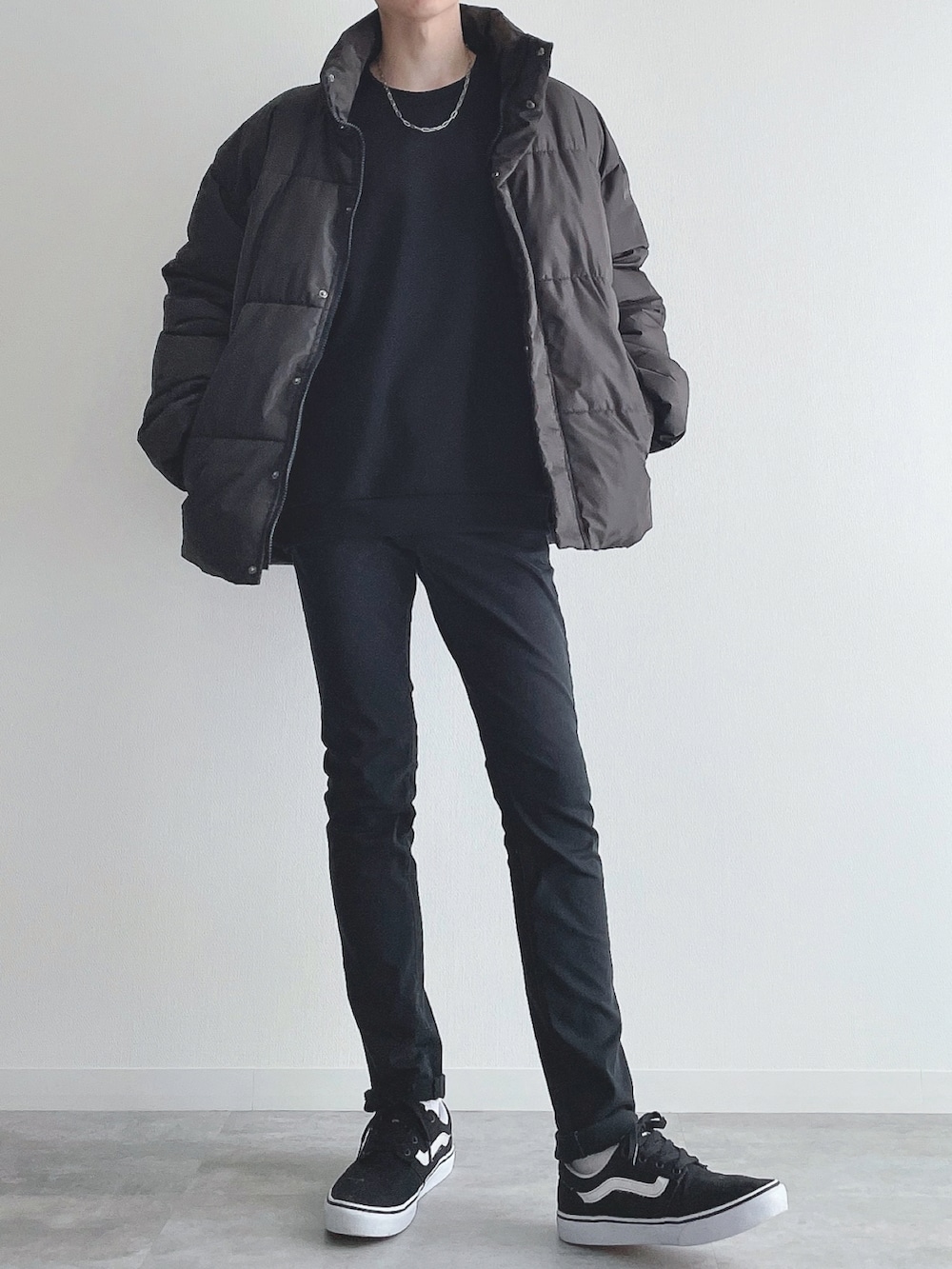 ブラック系のダウンジャケット/コート、ブラック系のトップス、ブラック系のパンツを着用したメンズの冬コーディネートの3枚目の写真