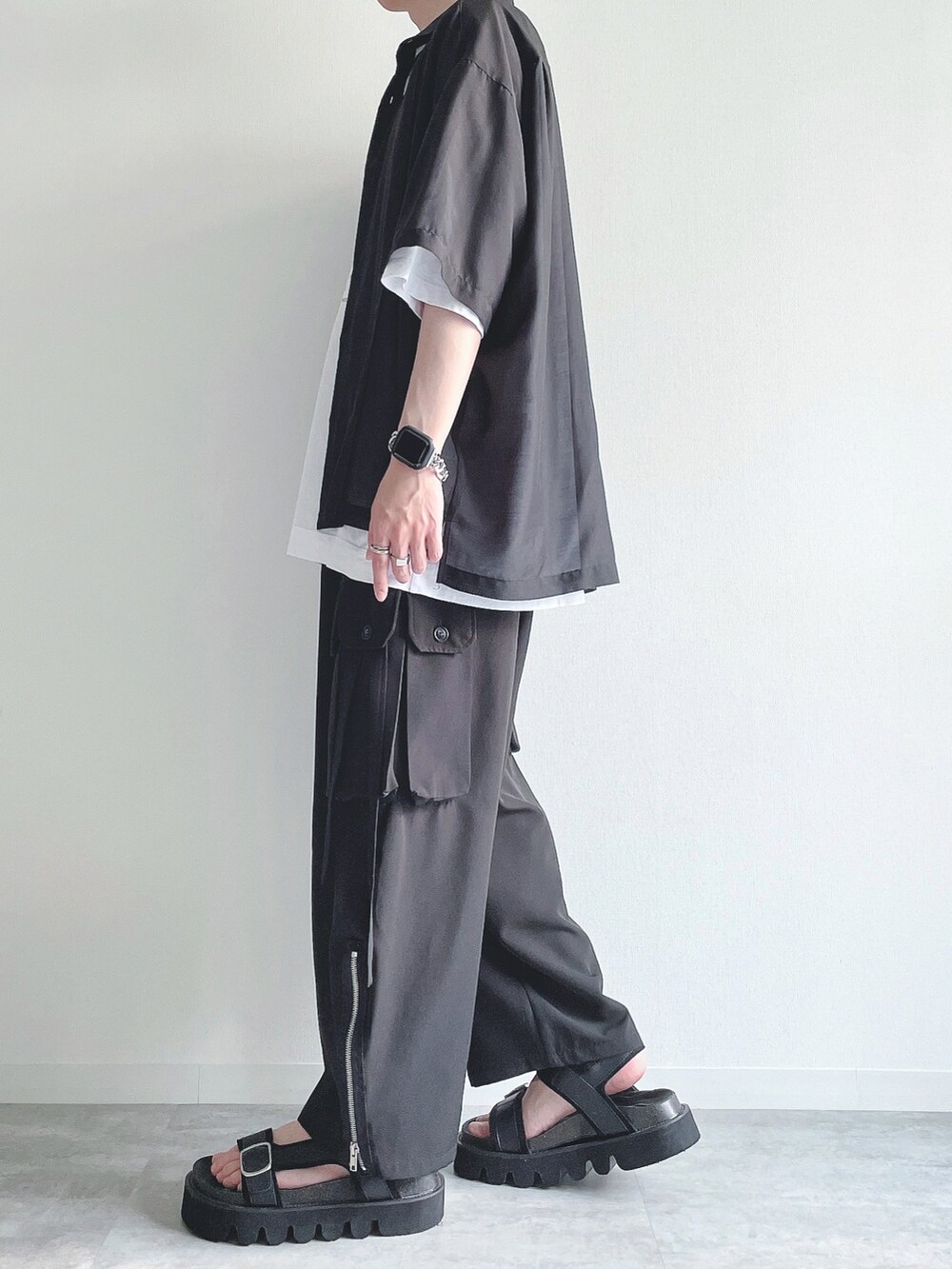ブラック系のシャツ/ブラウス、ホワイト系のTシャツ/カットソー、ブラック系のカーゴパンツを着用したメンズの夏コーディネートの3枚目の写真