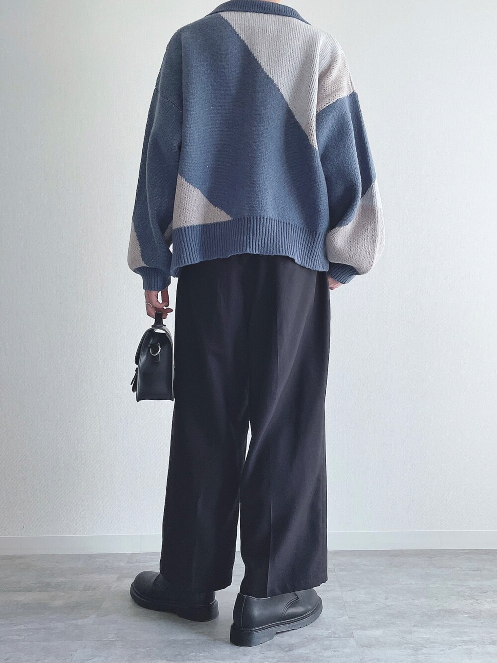 ブルー系のカーディガン/ボレロ、ブラック系のスラックス、ブラック系のドレスシューズを着用したメンズの秋コーディネートの3枚目の写真