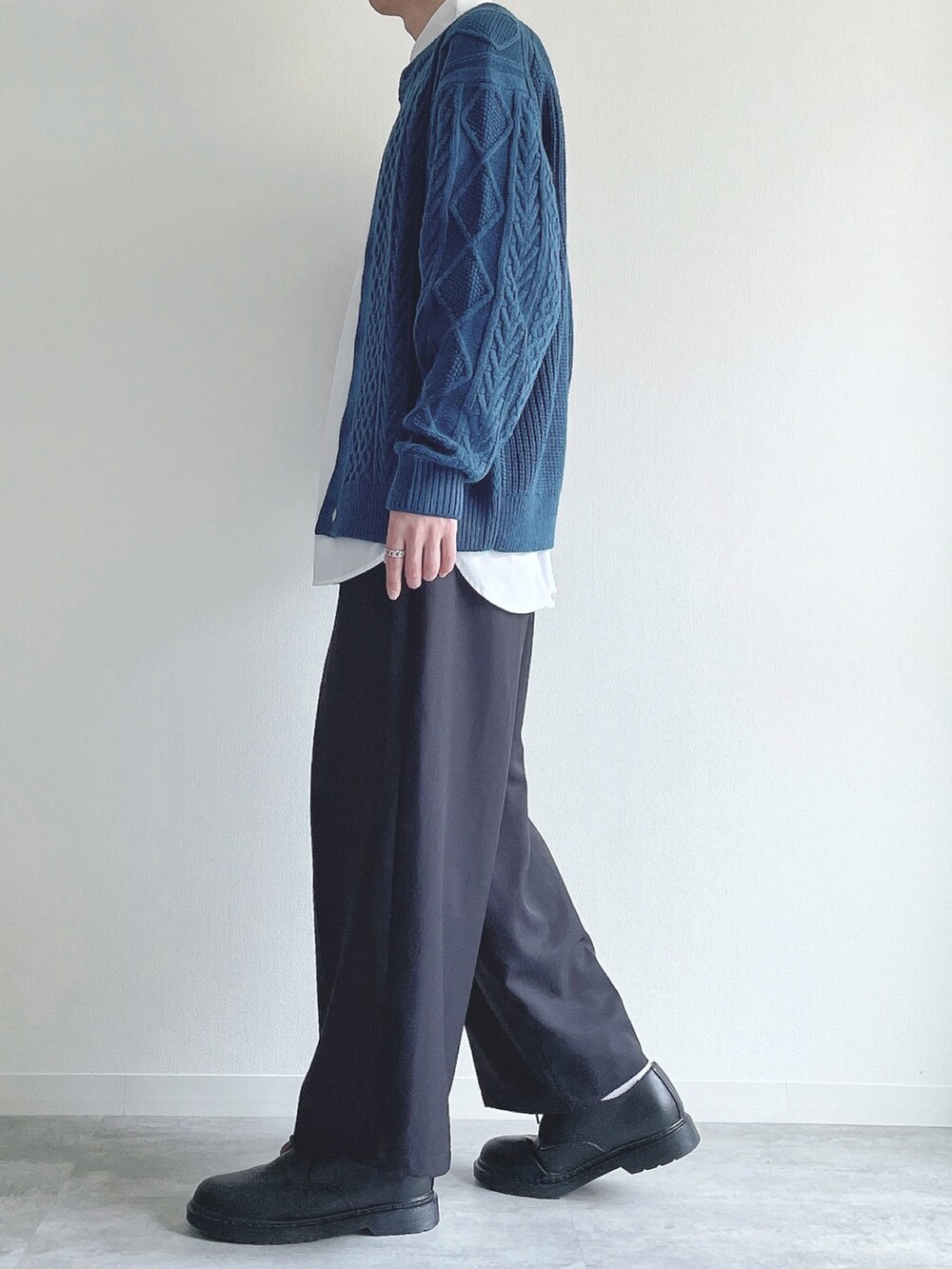 ブルー系のトップス、ホワイト系のトップス、ブラック系のスラックスを着用したメンズの春コーディネートの2枚目の写真