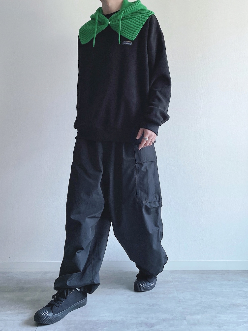 ブラック系のスウェット、ブラック系のカーゴパンツ、ブラック系のスニーカーを着用したメンズの冬コーディネートの5枚目の写真