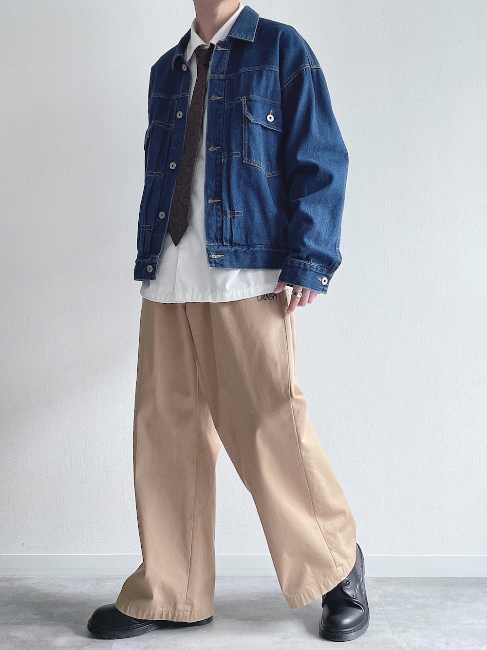 ブルー系のジャケット/アウター、ホワイト系のシャツ/ブラウス、ベージュ系のチノパンツを着用したメンズの春コーディネートの3枚目の写真