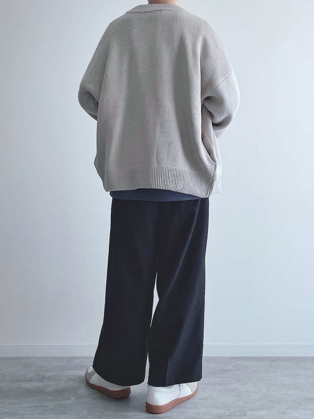 グレー系のカーディガン/ボレロ、ブルー系のトップス、ブラック系のスラックスを着用したメンズの秋コーディネートの4枚目の写真