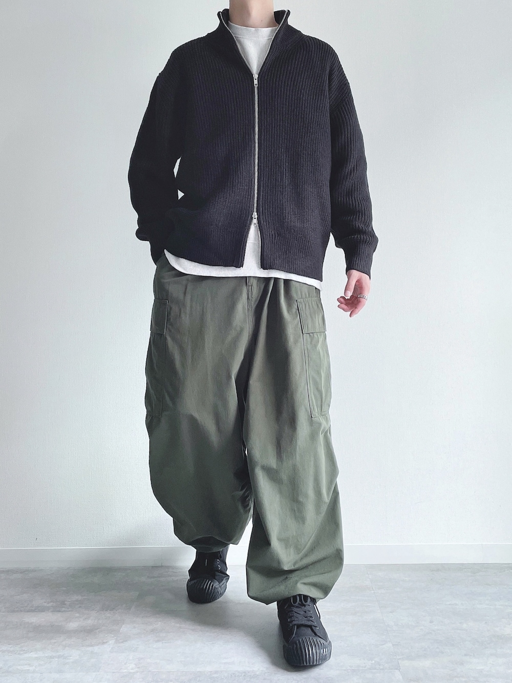 ブラック系のトップス、グレー系のトップス、グリーン系のカーゴパンツを着用したメンズの冬コーディネートの2枚目の写真