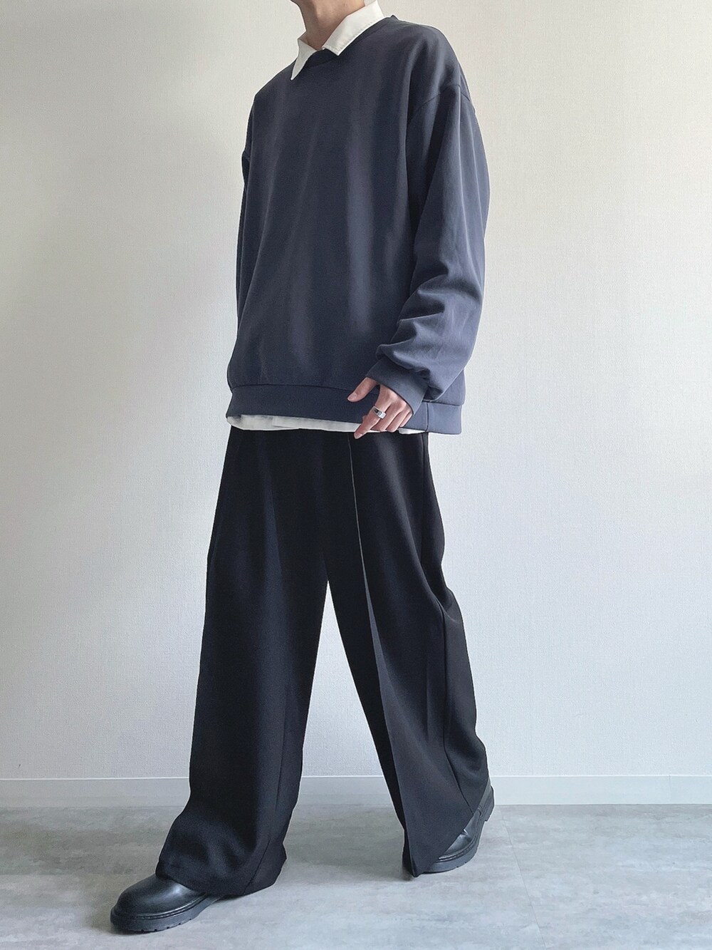 ブルー系のトップス、ホワイト系のシャツ/ブラウス、ブラック系のスラックスを着用したメンズの冬コーディネートの5枚目の写真