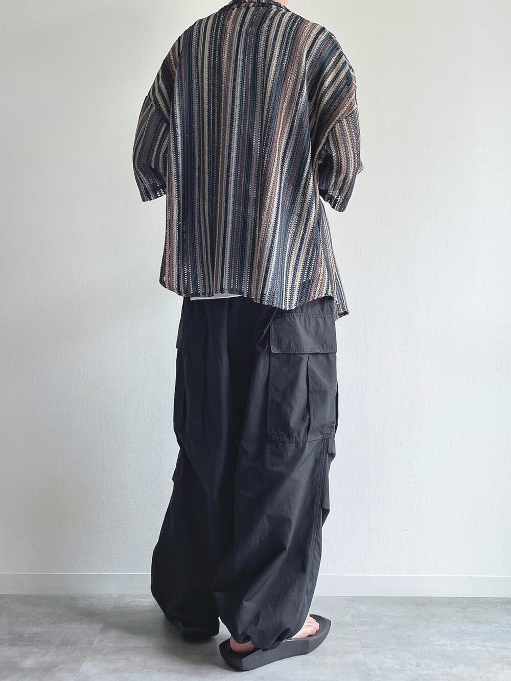 ブルー系のシャツ/ブラウス、ホワイト系のタンクトップ、ブラック系のカーゴパンツを着用したメンズの夏コーディネートの4枚目の写真