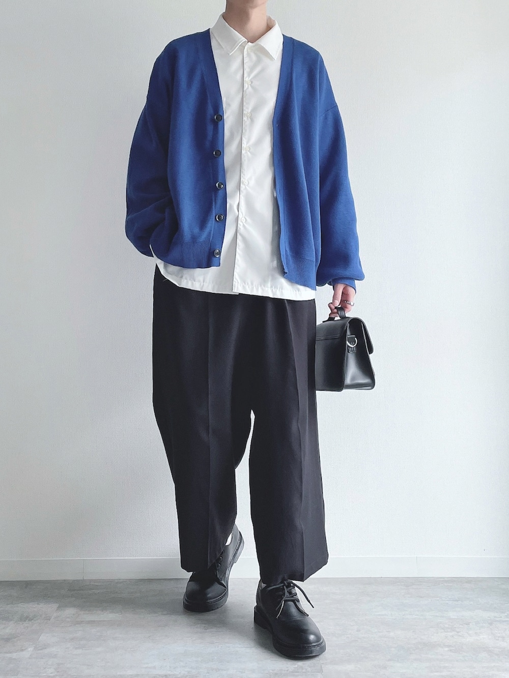 ブルー系のカーディガン/ボレロ、ホワイト系のシャツ/ブラウス、ブラック系のスラックスを着用したメンズの春コーディネートの5枚目の写真