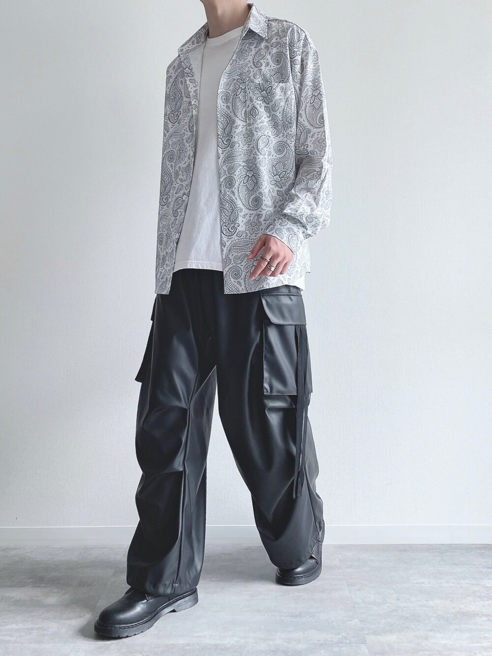 ホワイト系のシャツ/ブラウス、ホワイト系のTシャツ/カットソー、ブラック系のカーゴパンツを着用したメンズの秋コーディネートの5枚目の写真