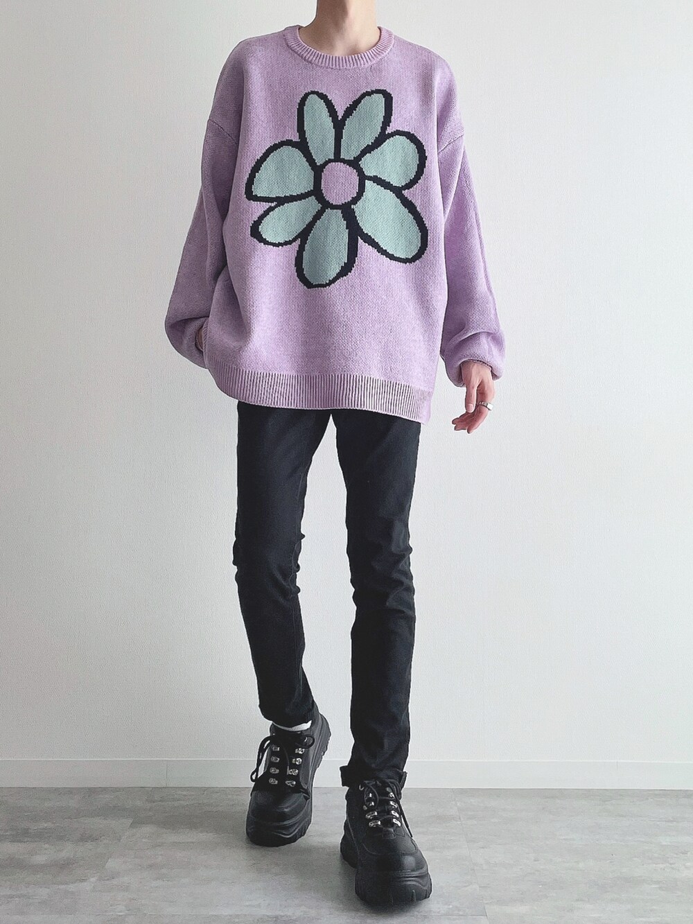 パープル系のニット/セーター、ブラック系のパンツ、ブラック系のスニーカーを着用したメンズの秋コーディネートの3枚目の写真