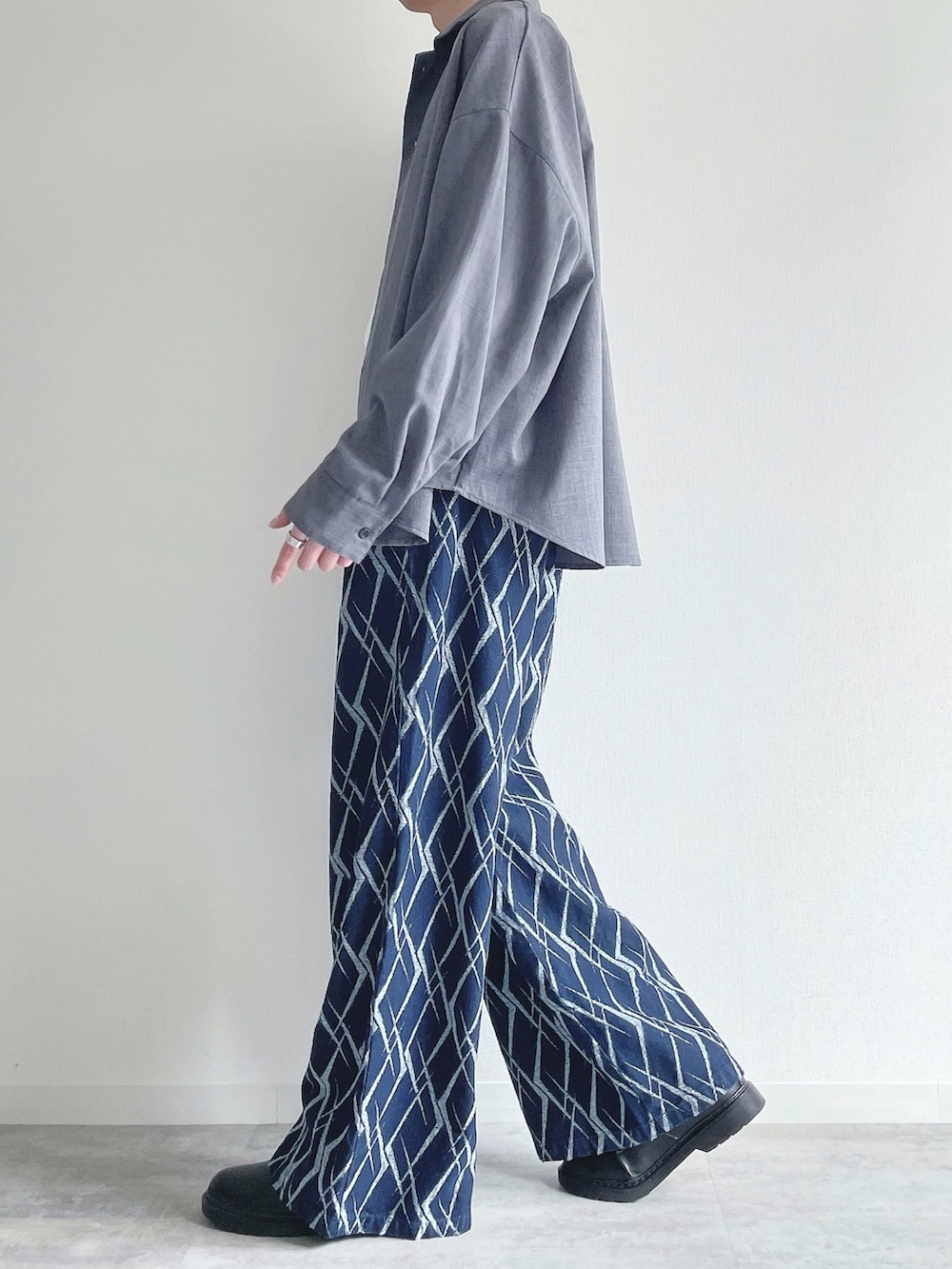 ブルー系のシャツ/ブラウス、ホワイト系のタンクトップ、ブルー系のデニムパンツを着用したメンズの春コーディネートの3枚目の写真