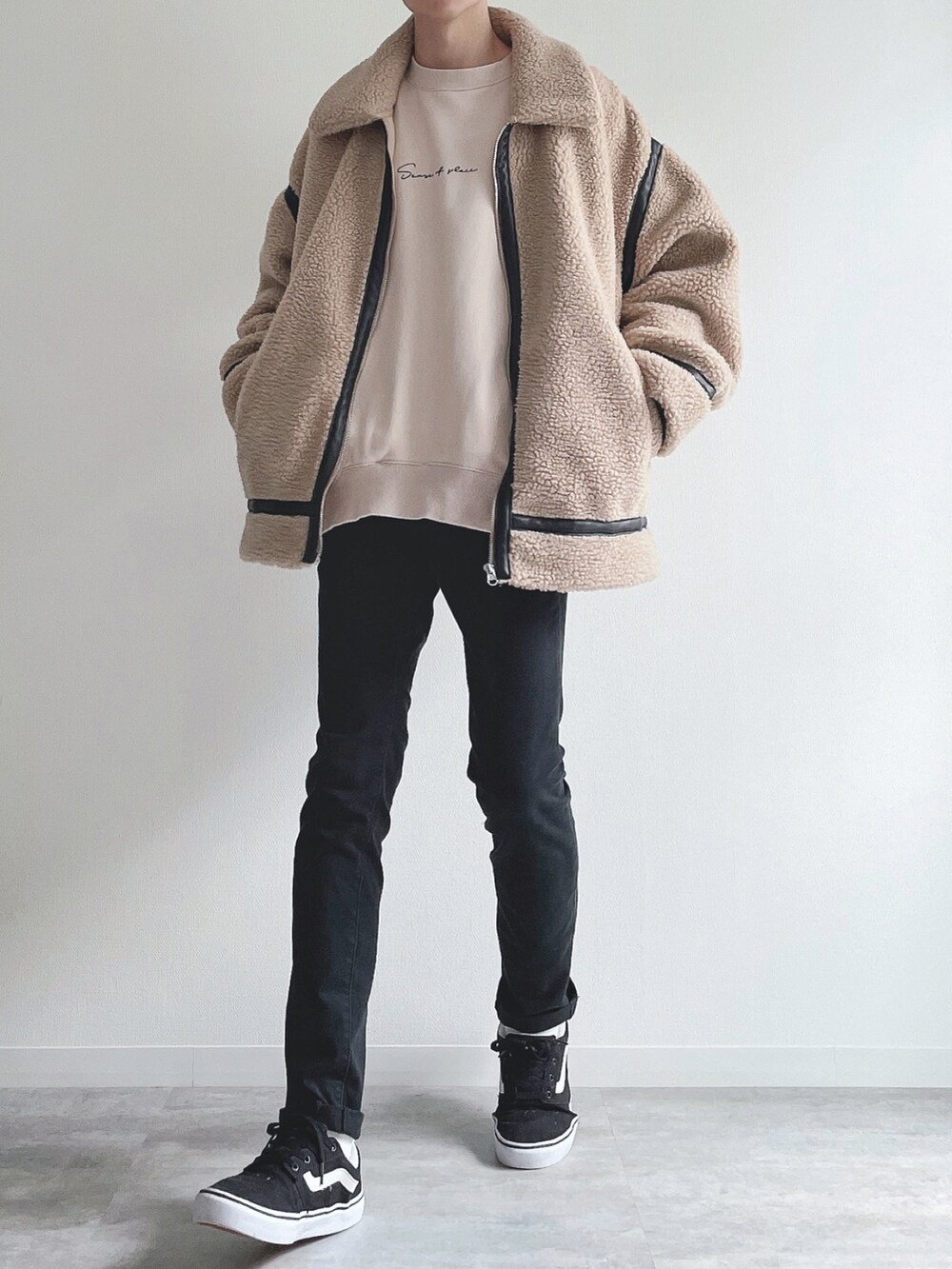 ベージュ系のジャケット/アウター、ベージュ系のスウェット、ブラック系のパンツを着用したメンズの冬コーディネートの5枚目の写真