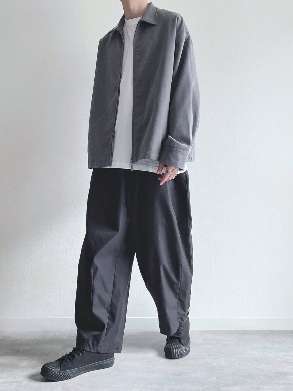 グレー系のブルゾン、ホワイト系のTシャツ/カットソー、ブラック系のその他パンツを着用したメンズの秋コーディネートの5枚目の写真