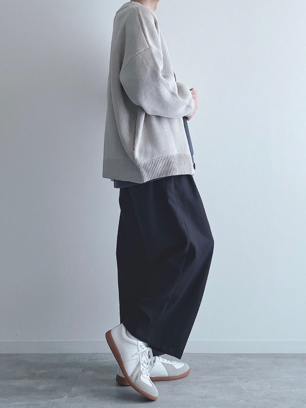 グレー系のカーディガン/ボレロ、ブルー系のトップス、ブラック系のスラックスを着用したメンズの秋コーディネートの3枚目の写真