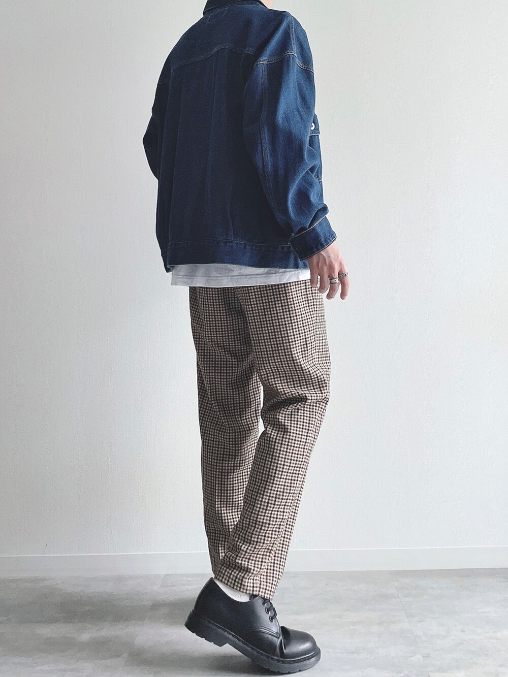 ブルー系のジャケット/アウター、ホワイト系のTシャツ/カットソー、ブラウン系のスラックスを着用したメンズの秋コーディネートの4枚目の写真