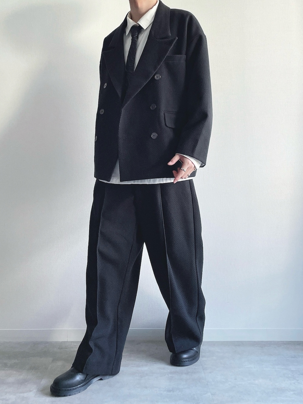 ブラック系のテーラードジャケット、ホワイト系のシャツ/ブラウス、ブラック系のスラックスを着用したメンズの冬コーディネートの5枚目の写真