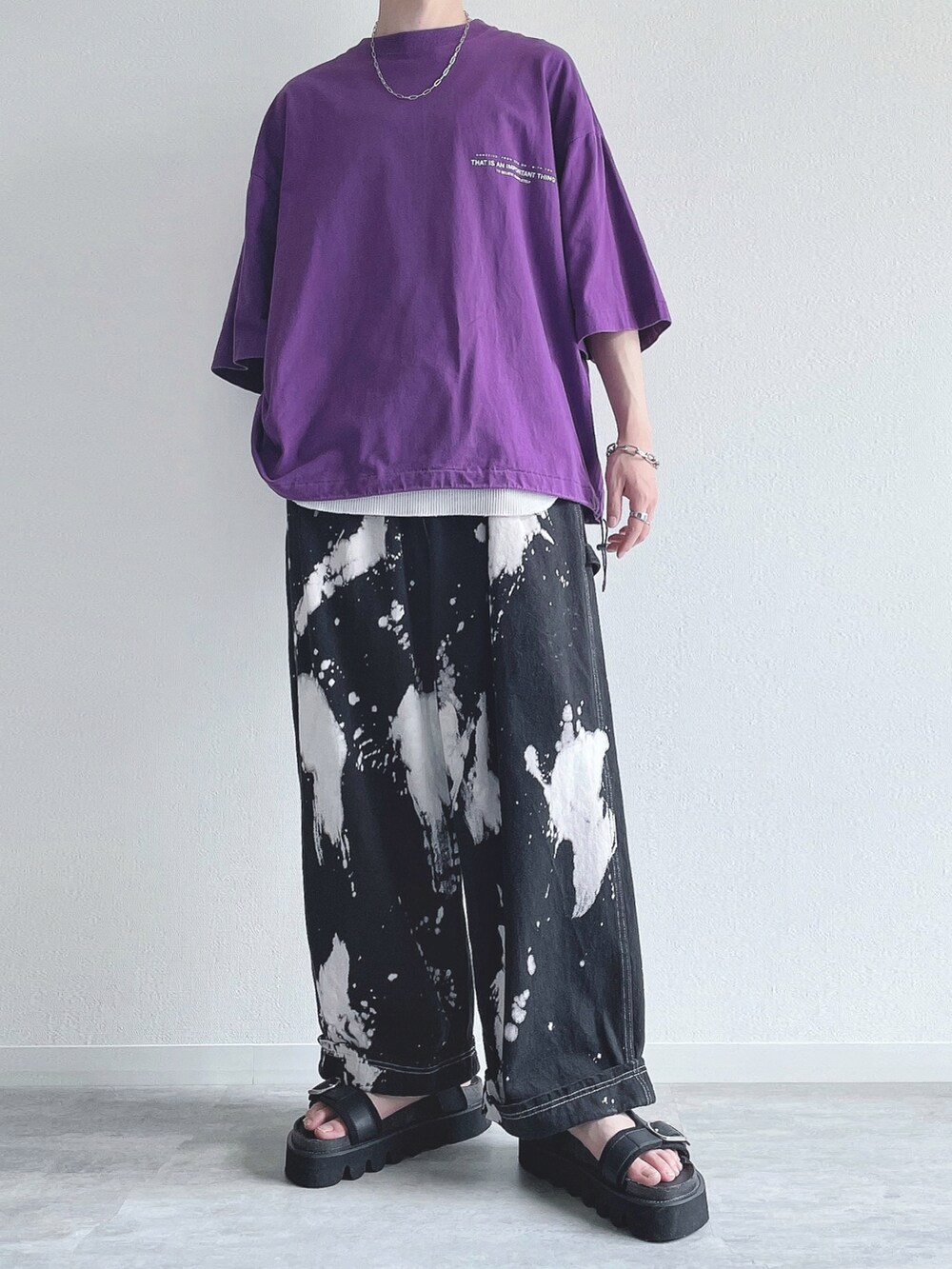パープル系のTシャツ/カットソー、ホワイト系のタンクトップ、ブラック系のその他パンツを着用したメンズの夏コーディネートの2枚目の写真
