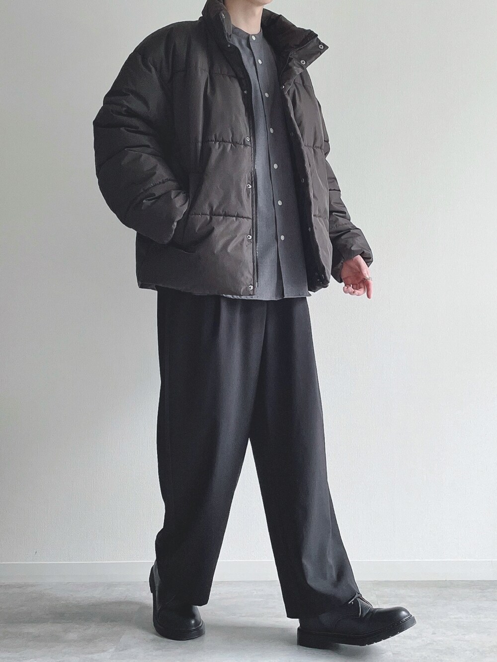 ブラック系のダウンジャケット/コート、ブラック系のトップス、ブラック系のスラックスを着用したメンズの冬コーディネートの5枚目の写真