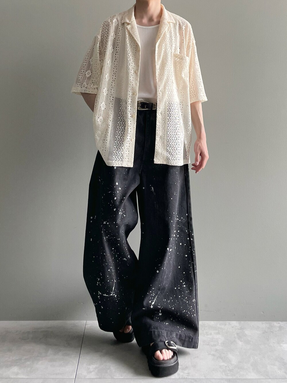 ホワイト系のシャツ/ブラウス、ホワイト系のタンクトップ、ブラック系のデニムパンツを着用したメンズの春コーディネートの2枚目の写真