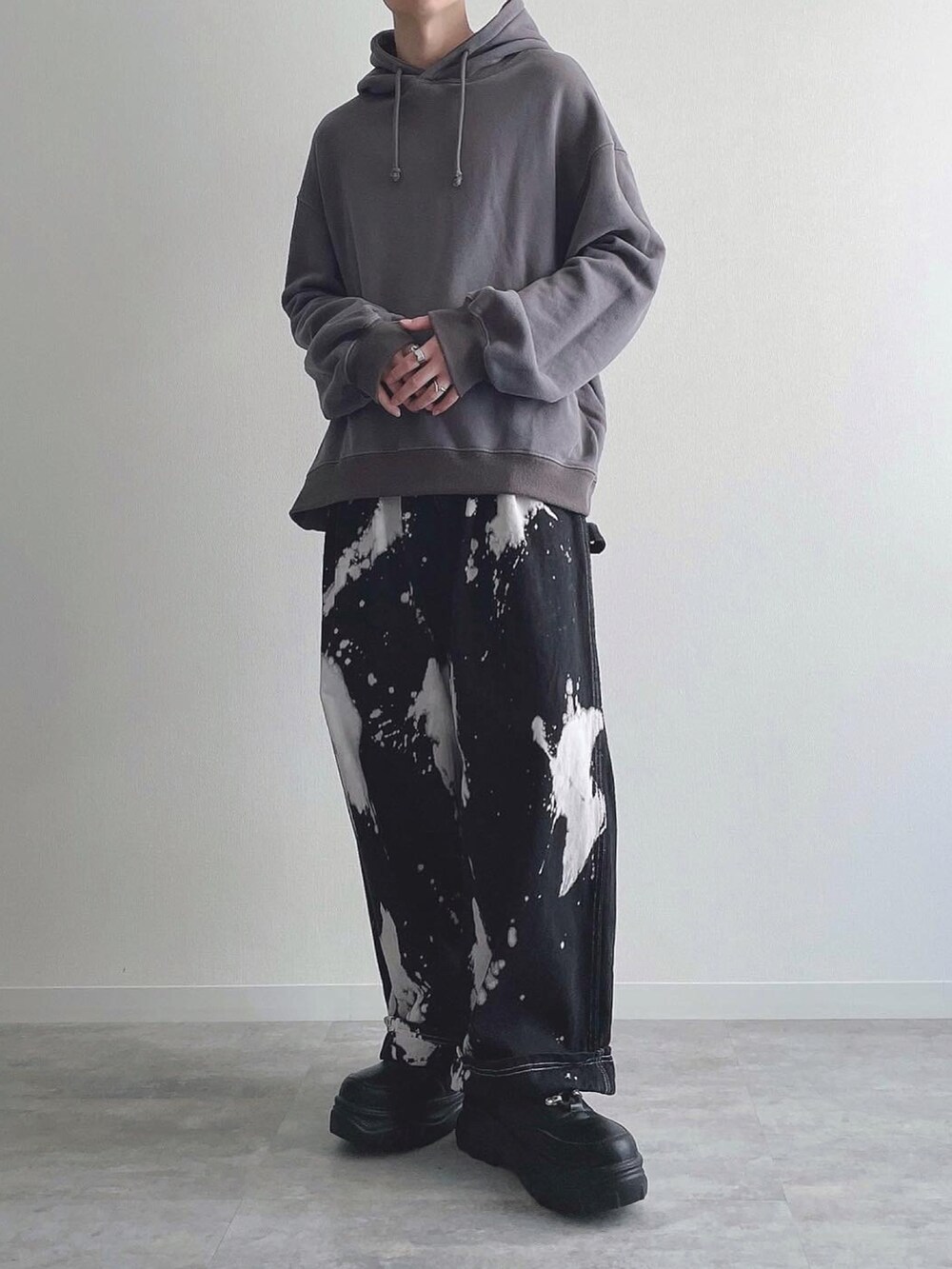 ブルー系のTシャツ/カットソー、ブラック系のその他パンツ、ブラック系のスニーカーを着用したメンズの秋コーディネートの2枚目の写真