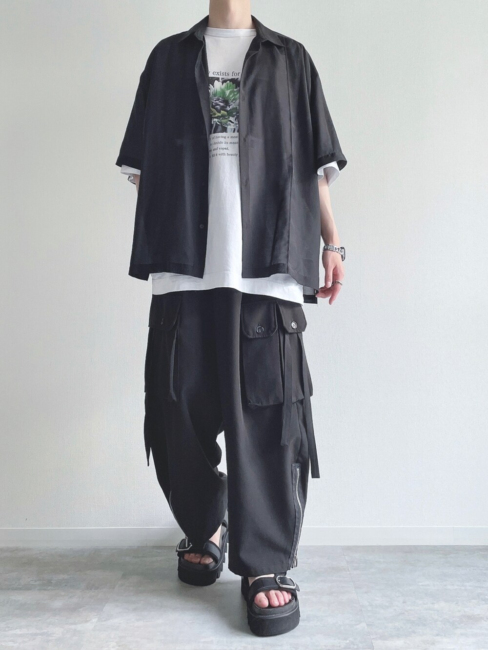 ブラック系のシャツ/ブラウス、ホワイト系のTシャツ/カットソー、ブラック系のカーゴパンツを着用したメンズの夏コーディネートの2枚目の写真