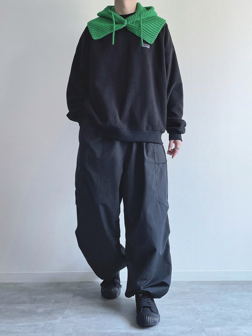 ブラック系のスウェット、ブラック系のカーゴパンツ、ブラック系のスニーカーを着用したメンズの冬コーディネートの2枚目の写真