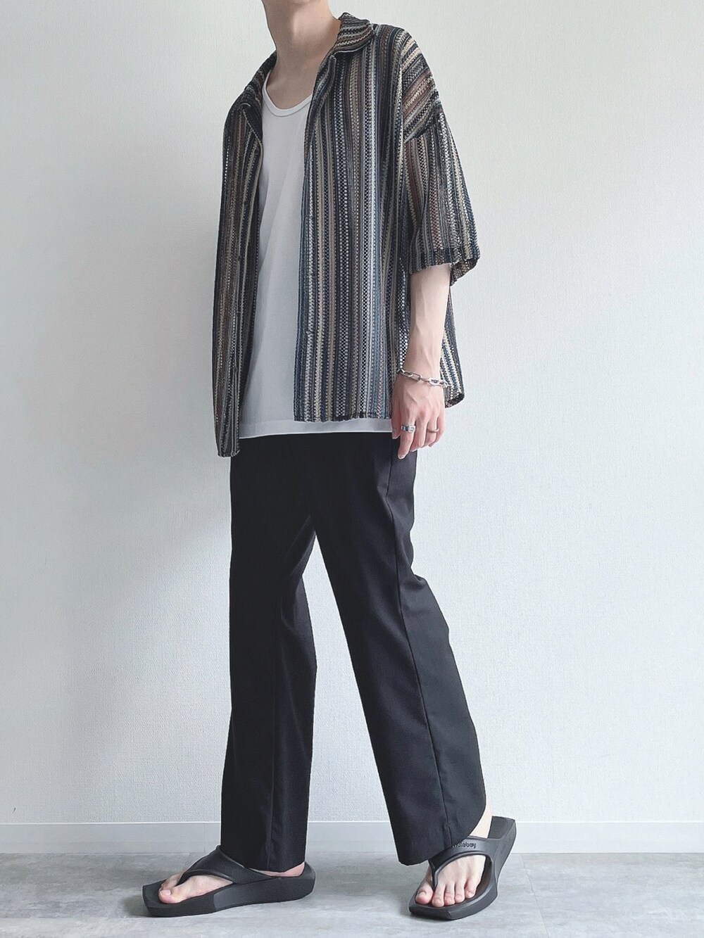 ブルー系のシャツ/ブラウス、ホワイト系のタンクトップ、ブラック系のその他パンツを着用したメンズの夏コーディネートの2枚目の写真