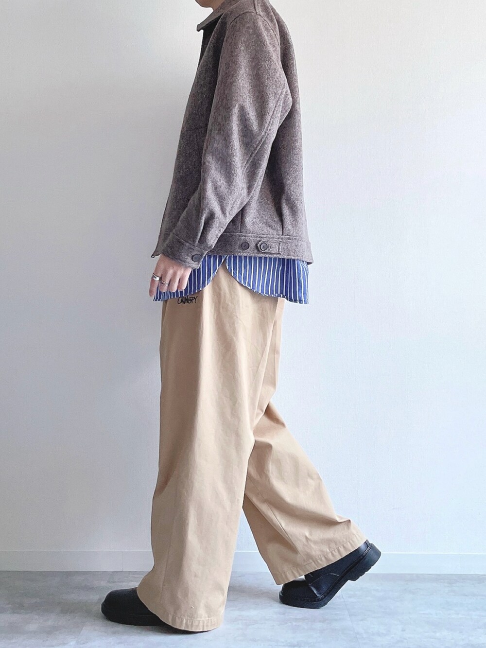 ベージュ系のジャケット/アウター、ブルー系のシャツ/ブラウス、ベージュ系のチノパンツを着用したメンズの冬コーディネートの3枚目の写真