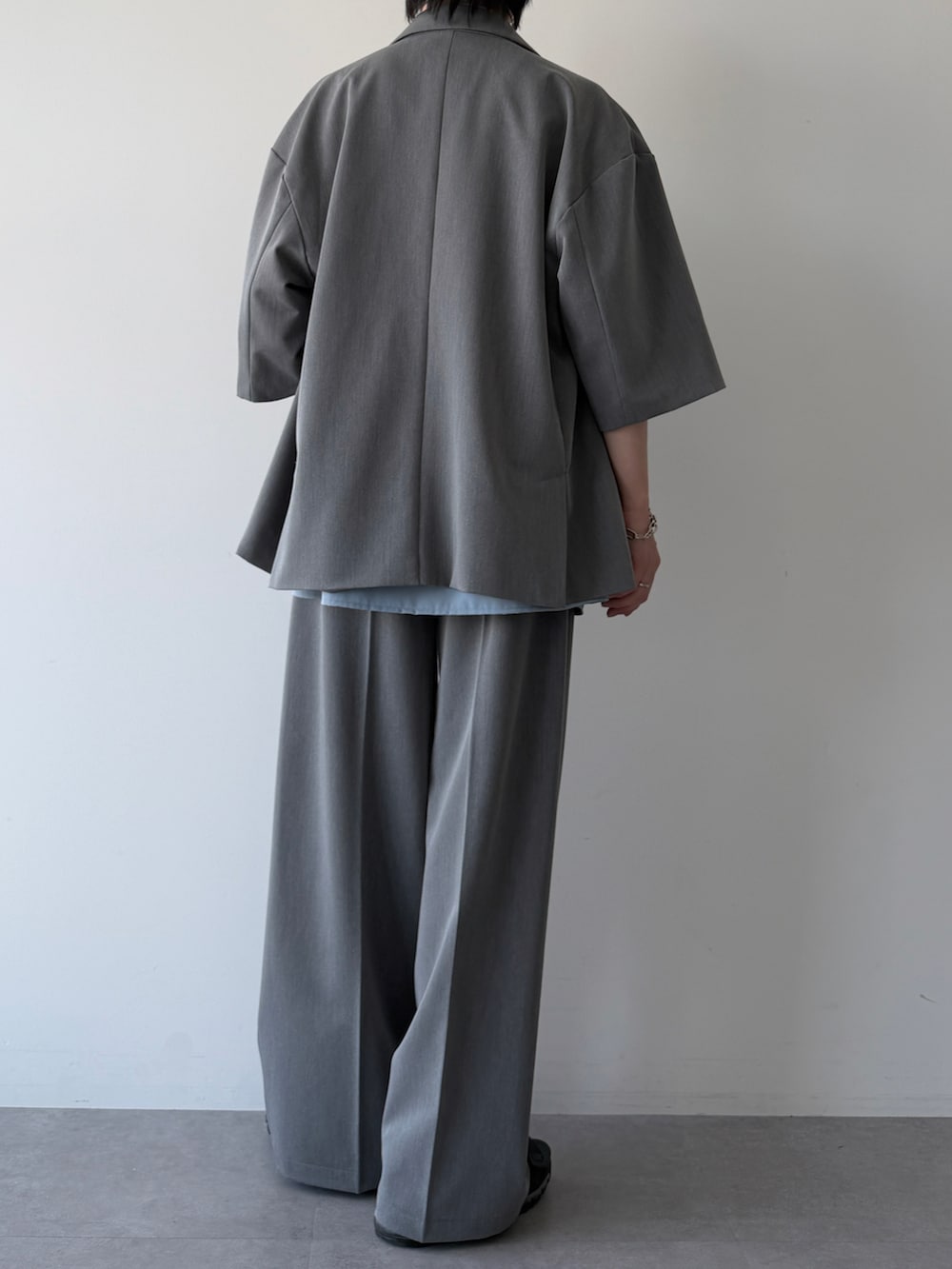 ブルー系のシャツ/ブラウス、グレー系のセットアップ、ブラック系のシューズを着用したメンズの夏コーディネートの4枚目の写真