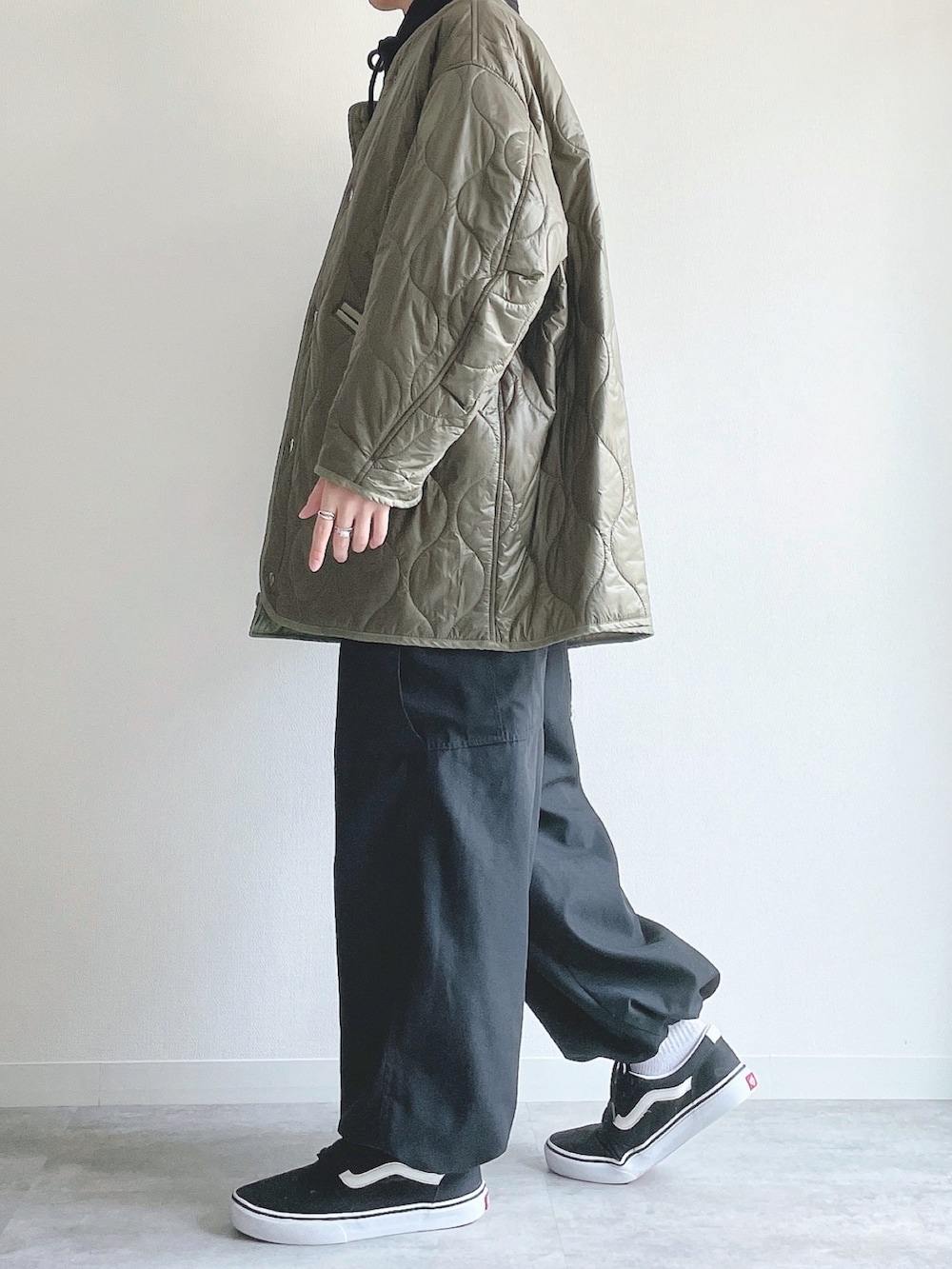 グリーン系のノーカラージャケット、ブラウン系のスウェット、ブラック系のその他パンツを着用したメンズの冬コーディネートの2枚目の写真