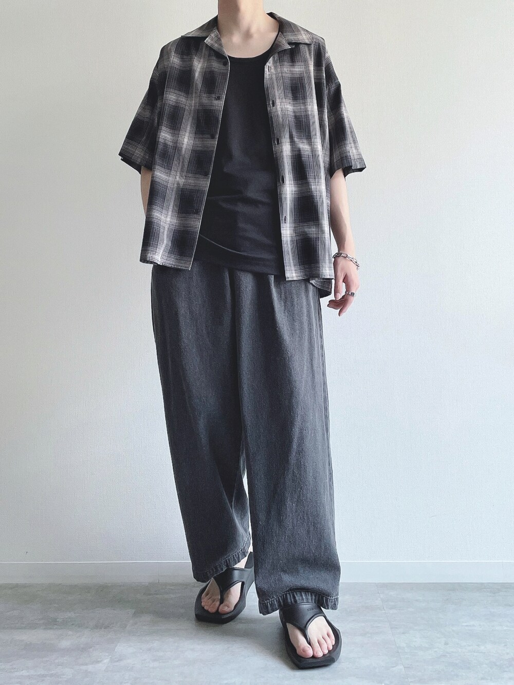 ブラック系のシャツ/ブラウス、ブラック系のタンクトップ、ブラック系のデニムパンツを着用したメンズの夏コーディネートの2枚目の写真