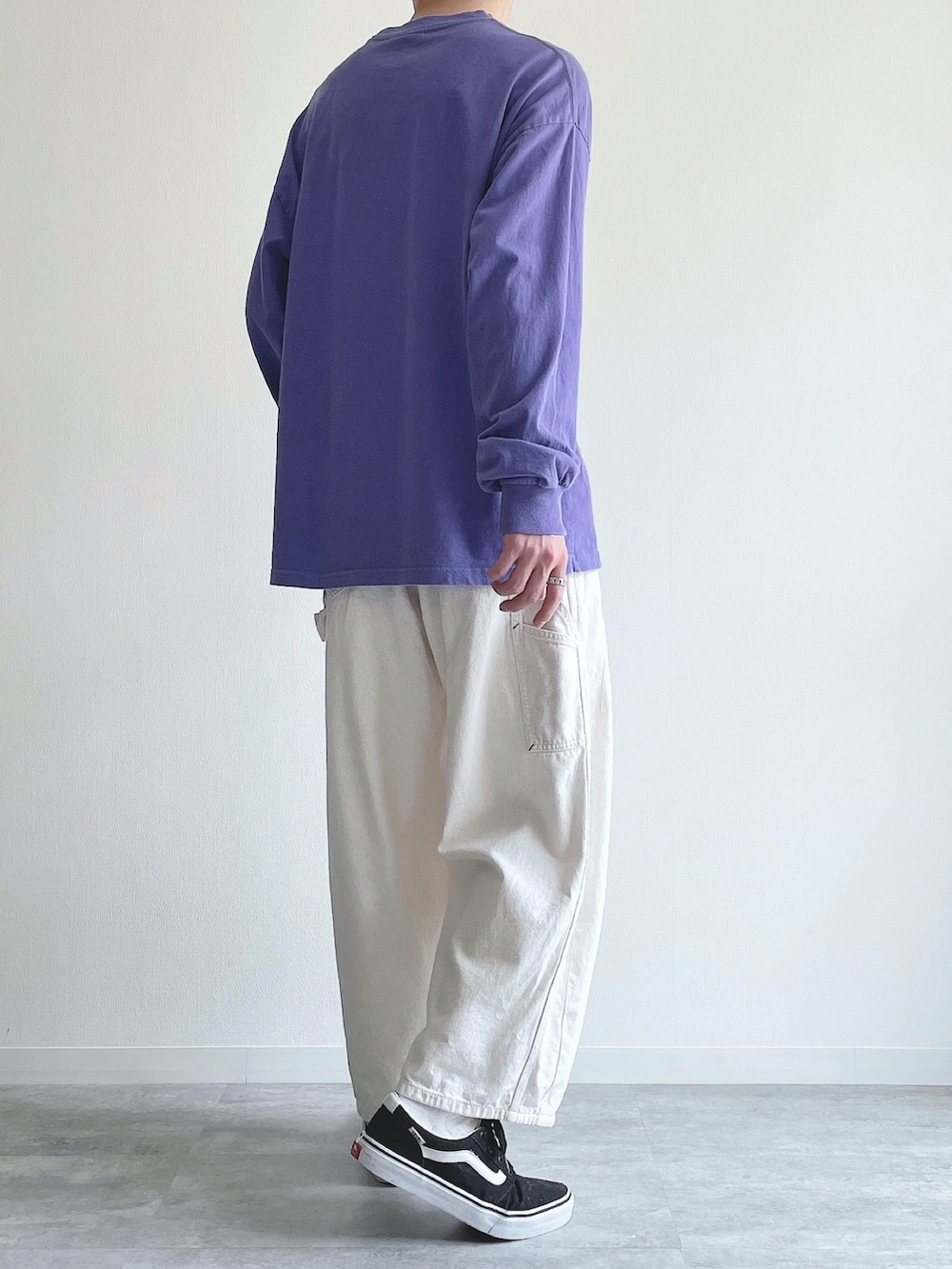 パープル系のTシャツ/カットソー、ベージュ系のパンツ、ブラック系のスニーカーを着用したメンズの夏コーディネートの4枚目の写真