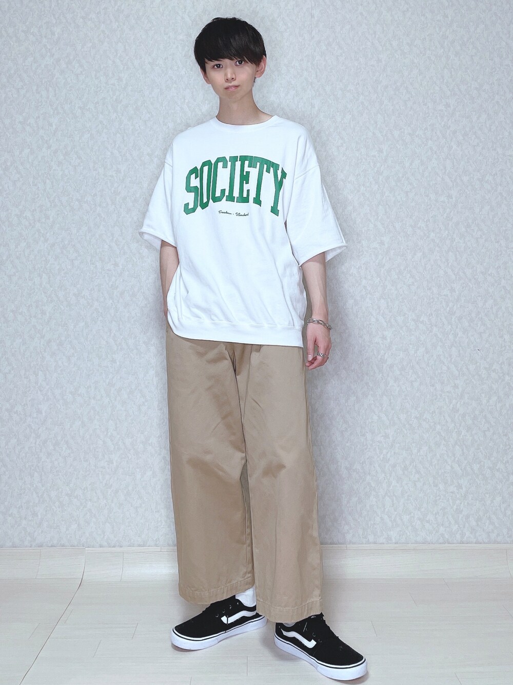 ホワイト系のTシャツ/カットソー、ベージュ系のその他パンツ、ブラック系のスニーカーを着用したメンズの夏コーディネートの2枚目の写真