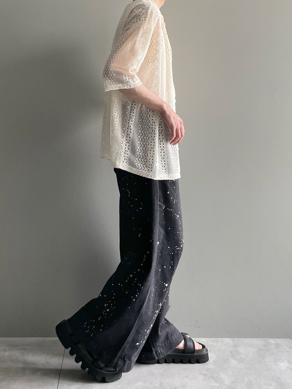 ホワイト系のシャツ/ブラウス、ホワイト系のタンクトップ、ブラック系のデニムパンツを着用したメンズの春コーディネートの3枚目の写真