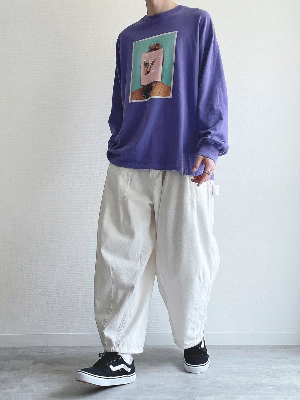 パープル系のTシャツ/カットソー、ベージュ系のパンツ、ブラック系のスニーカーを着用したメンズの夏コーディネートの5枚目の写真