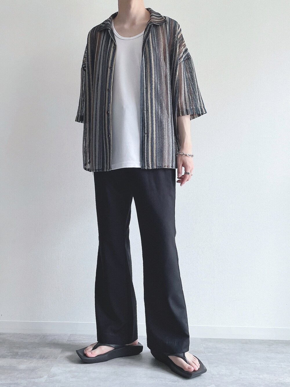 ブルー系のシャツ/ブラウス、ホワイト系のタンクトップ、ブラック系のその他パンツを着用したメンズの夏コーディネートの4枚目の写真